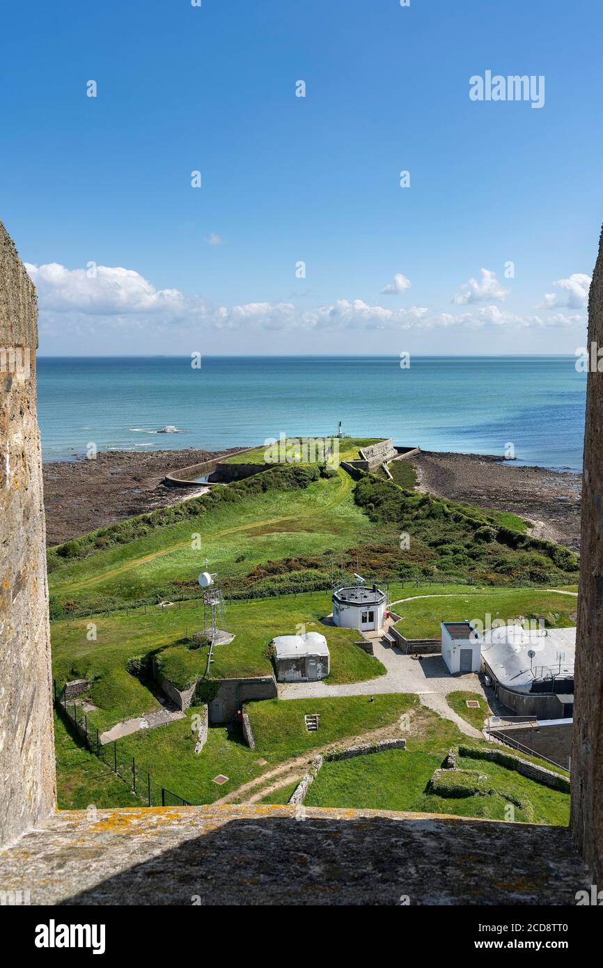 Francia, Manica, Saint-Vaast la Hougue, vista della Torre Vauban verso il mare Foto Stock