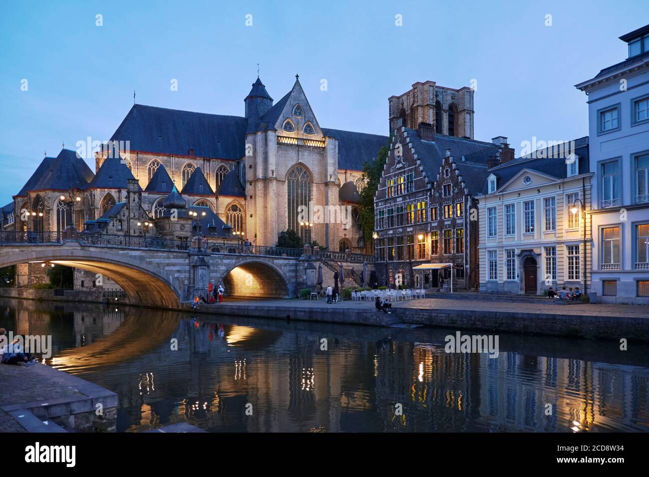 Belgio, Fiandre Orientali, Gand, St michel ponte che attraversa il fiume Lys e che collega il Graslei (Quay Herbs) e la chiesa di Saint Michel Foto Stock