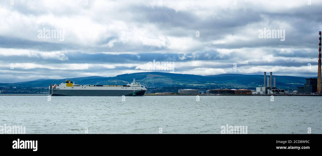 La nave da carico Ysaline roll on/off che entra nel porto di Dublino, Irlanda. Costruito nel 2019 e con una capacità di 50443 tonnellate, naviga sotto la bandiera maltese. Foto Stock