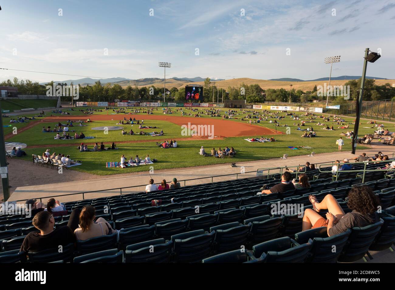 I visitatori sono attentamente distanziati durante la visione del film "Space Jam" all'Ogren Park di Missoula, Montana, giovedì 23 luglio 2020. Foto Stock