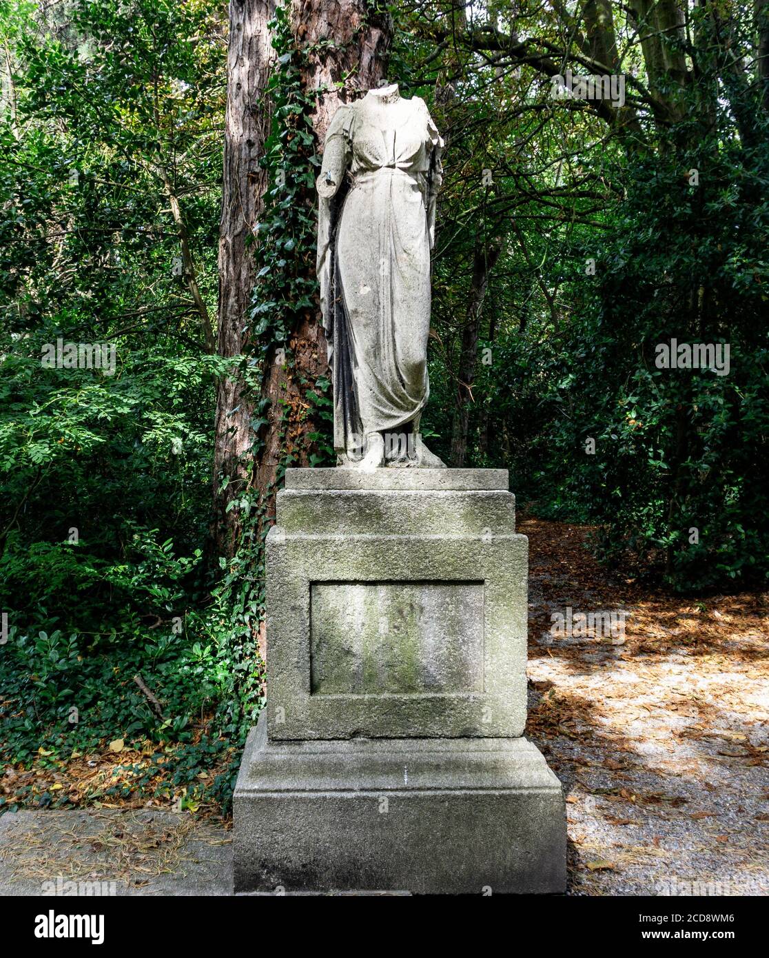 Una statua senza testa nei Giardini di Iveagh a Dublino Ireland.ITS le origini sono sconosciute ma probabilmente è di un romano dea Foto Stock