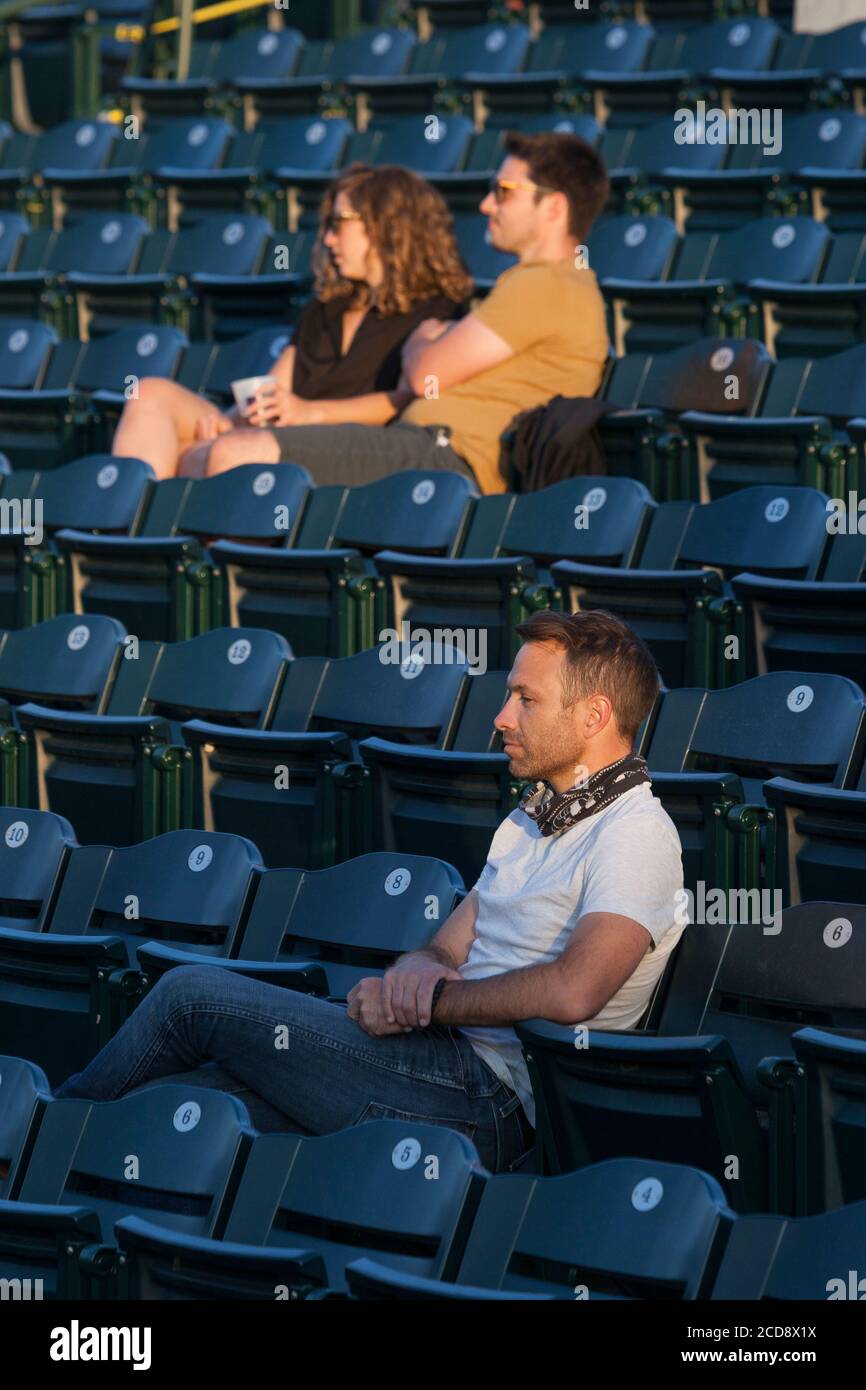 I visitatori sono attentamente distanziati durante la visione del film "Space Jam" all'Ogren Park di Missoula, Montana, giovedì 23 luglio 2020. Foto Stock