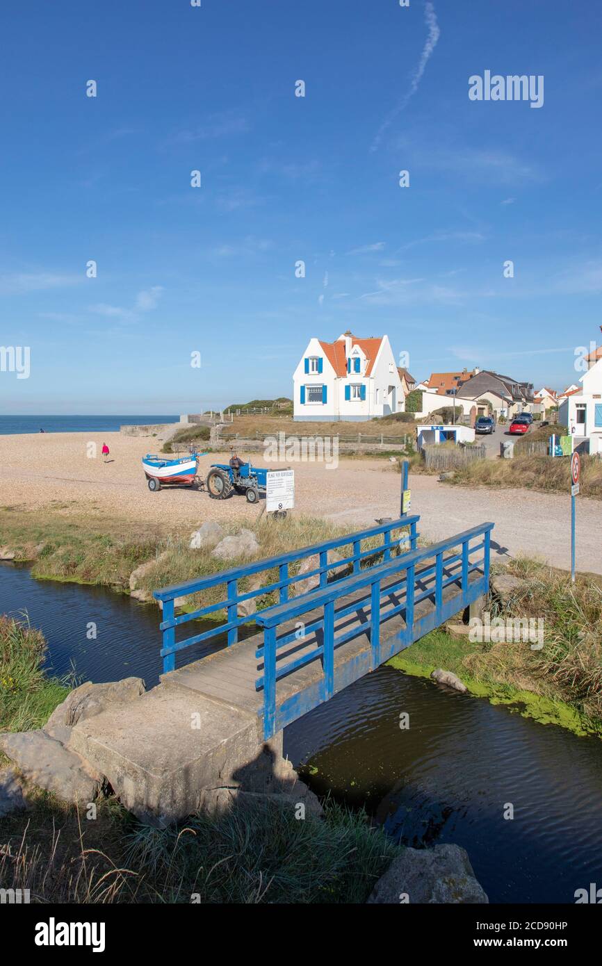 Francia, Pas de Calais, Audresselles, flobart trainato da un trattore sulla spiaggia Foto Stock