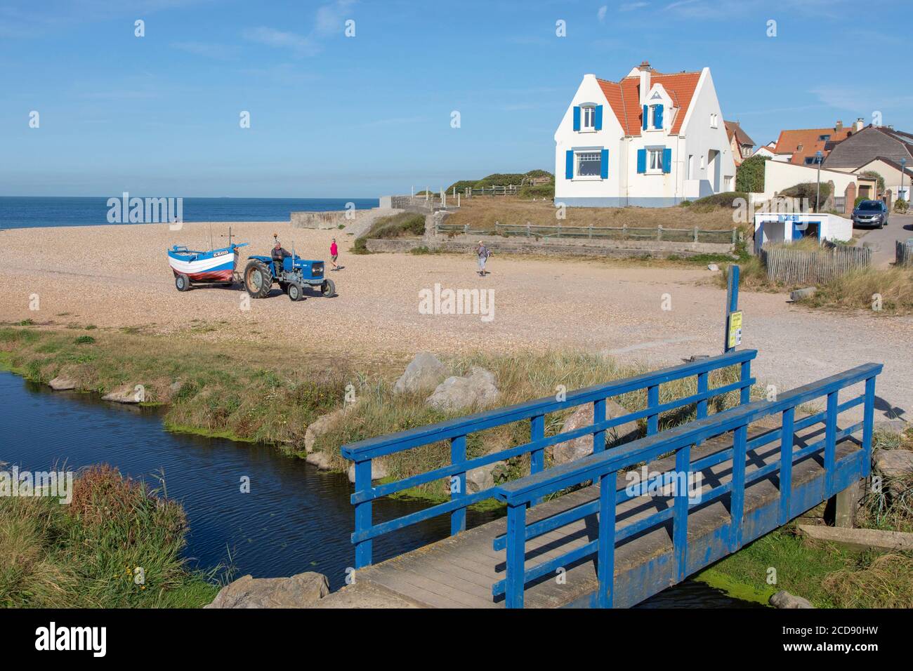 Francia, Pas de Calais, Audresselles, flobart trainato da un trattore sulla spiaggia Foto Stock