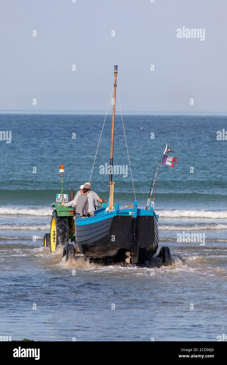 Francia, Pas de Calais, Audresselles, flobart trainato da un trattore sulla spiaggia Foto Stock