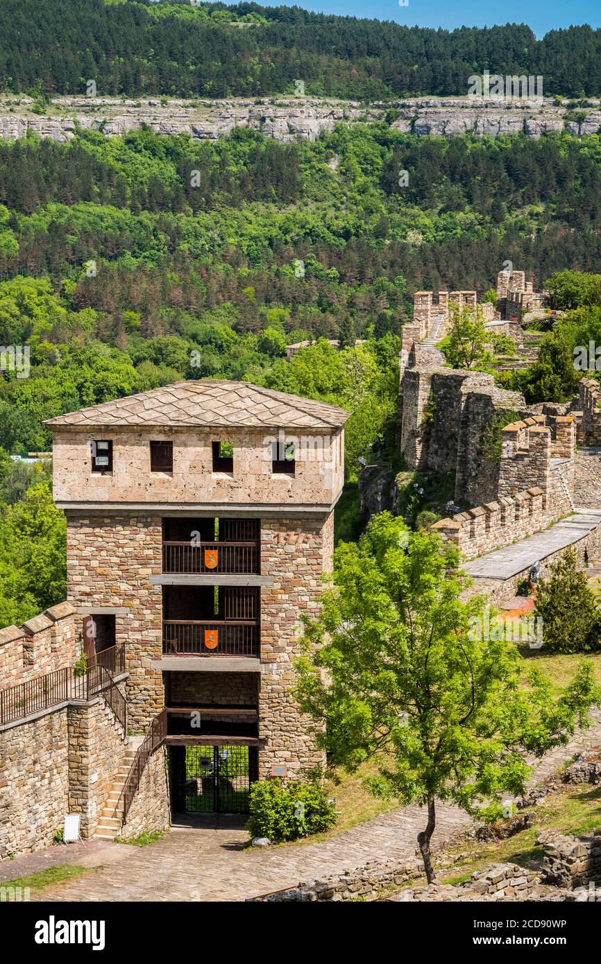 Bulgaria, Veliko Tarnovo, bastioni della città reale, simbolo della gloria del secondo Impero bulgaro e l'indipendenza persa durante le invasioni ottomane in Europa. Fortezza inespugnabile, Tsarevets cadde dalle mani di un traditore. Foto Stock