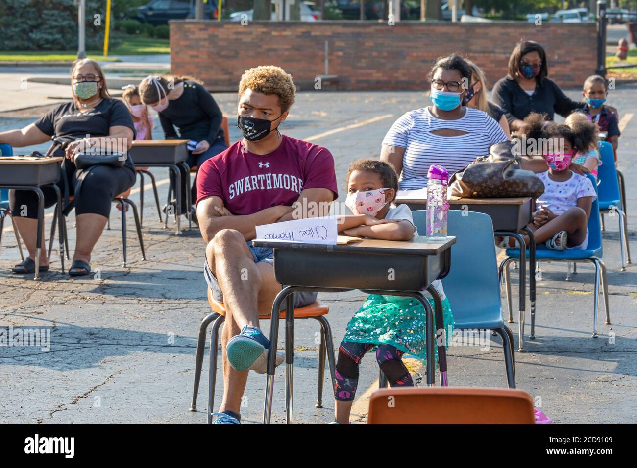 Grosse Pointe Park, Michigan, Stati Uniti. 27 Agosto 2020. La scuola inizia con un orientamento socialmente distanziato per i genitori e gli studenti della scuola materna della scuola cattolica St. Clare di Montefalco. La scuola attira un corpo studentesco diverso da Grosse Pointe e Detroit. Credit: Jim West/Alamy Live News Foto Stock