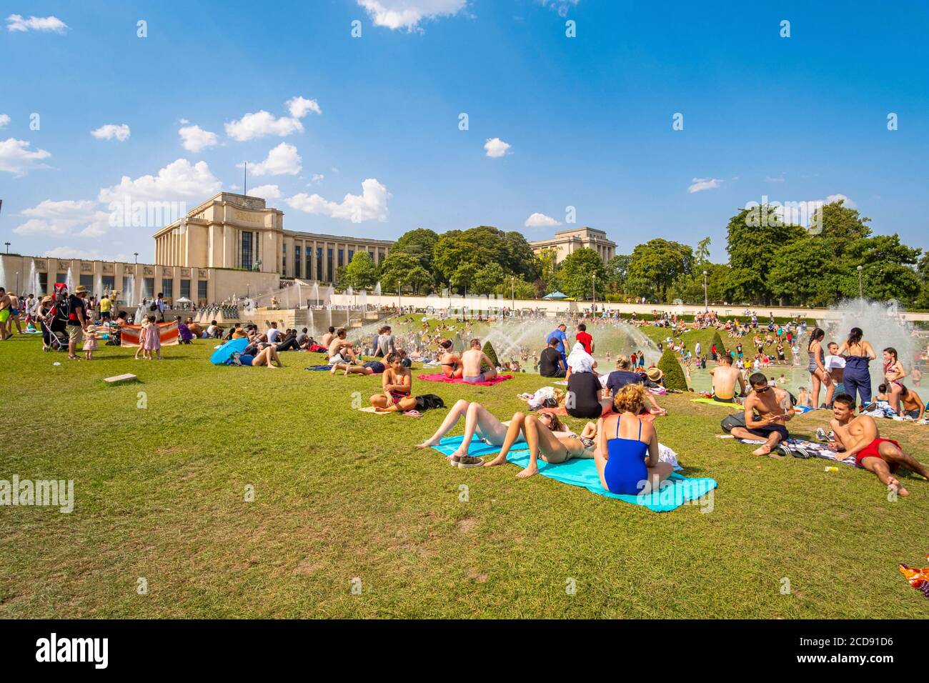 Francia, Parigi, zona dichiarata Patrimonio dell'Umanità dall'UNESCO, i giardini del Trocadero durante le giornate calde Foto Stock