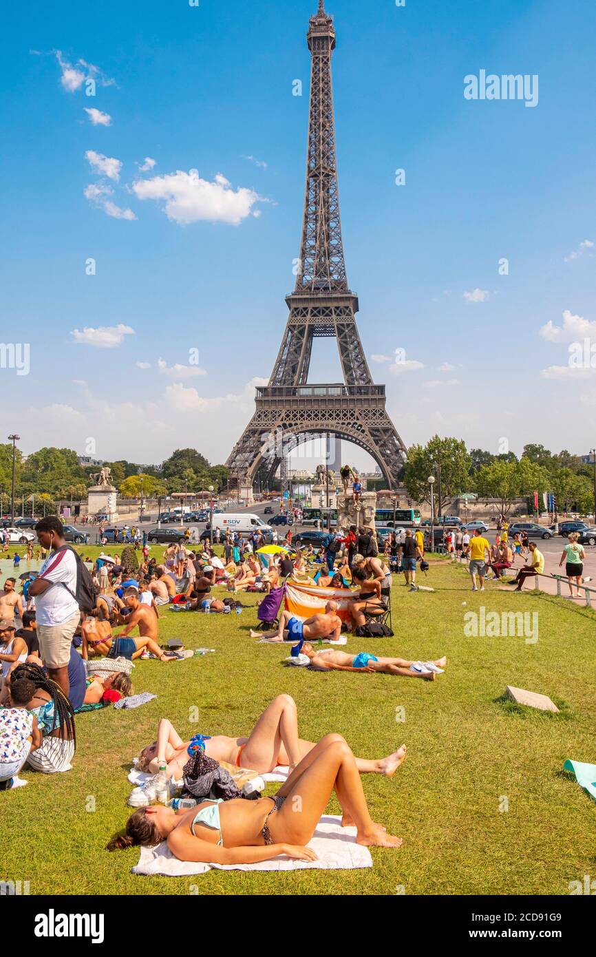 Francia, Parigi, zona classificata Patrimonio Mondiale dell'UNESCO, i giardini del Trocadero di fronte alla Torre Eiffel, durante i giorni di caniculz Foto Stock