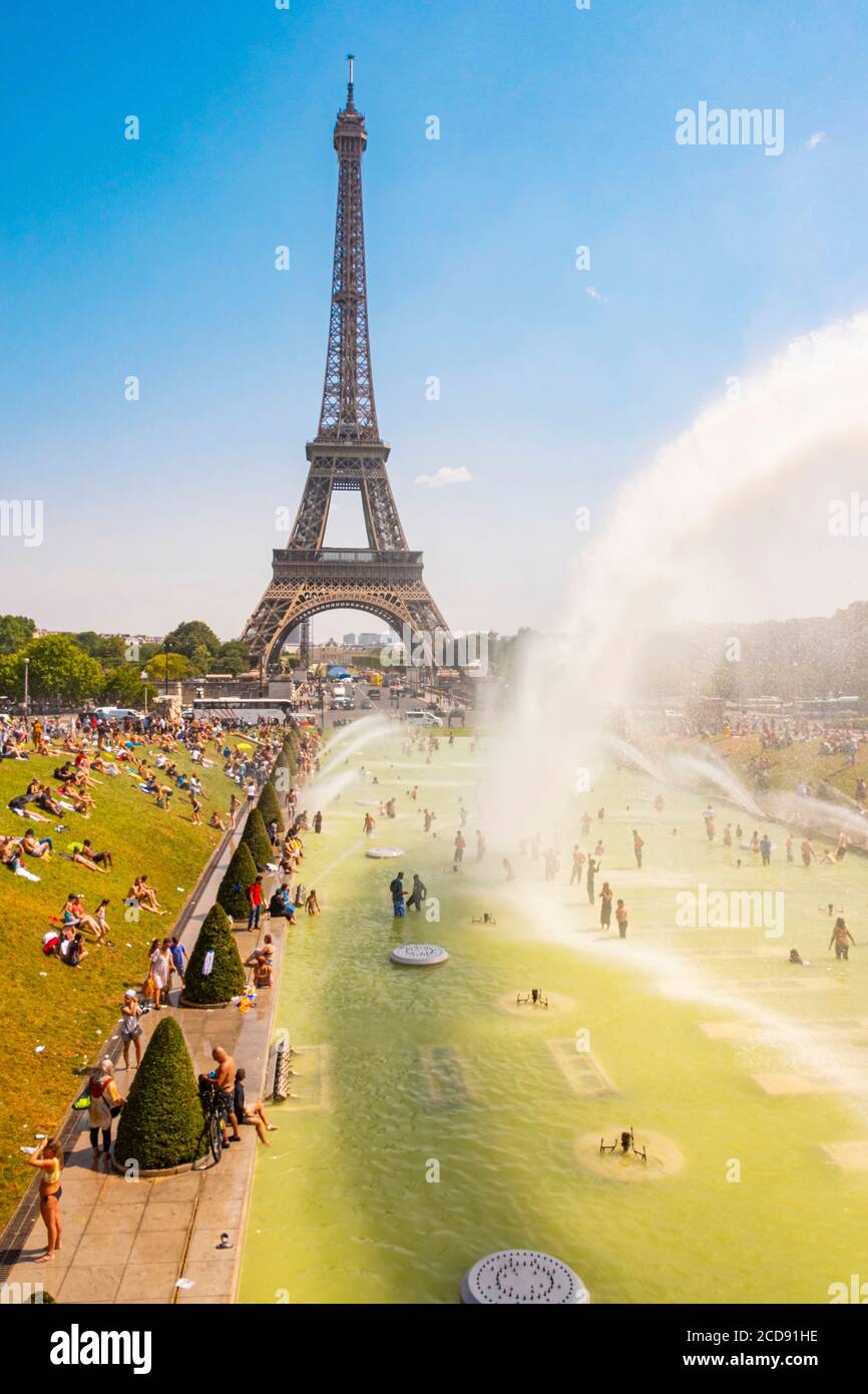 Francia, Parigi, zona dichiarata Patrimonio dell'Umanità dall'UNESCO, i giardini del Trocadero di fronte alla Torre Eiffel, durante il tempo caldo, il bagno e il cannone d'acqua Foto Stock