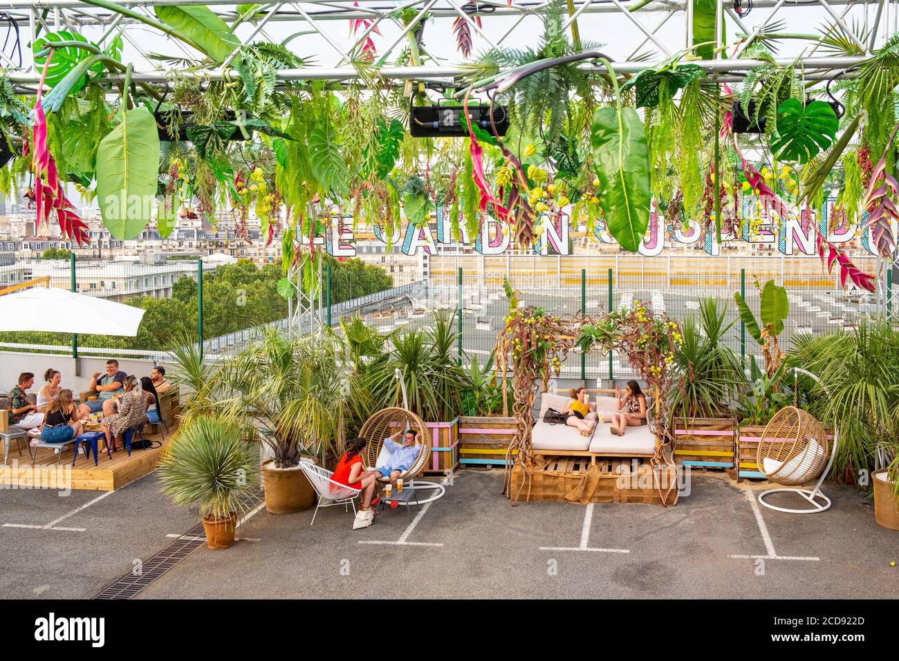 Francia, Parigi, tetto vegetale di 3.500M2, il giardino pensile installato sul tetto di un parcheggio durante l'estate Foto Stock