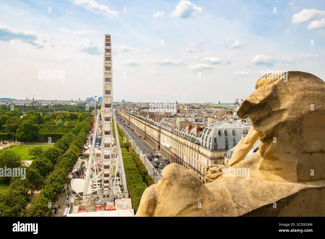 Francia, Parigi, il giardino delle Tuileries e la ruota panoramica, Rue de Rivoli Foto Stock