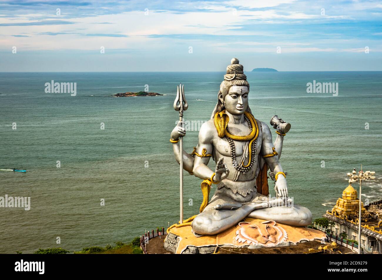 la statua di shiva, isolata al tempio murdeshwar, scatta foto aeree con il mare arabo sullo sfondo, è stata realizzata al murdeshwar karnataka india Foto Stock