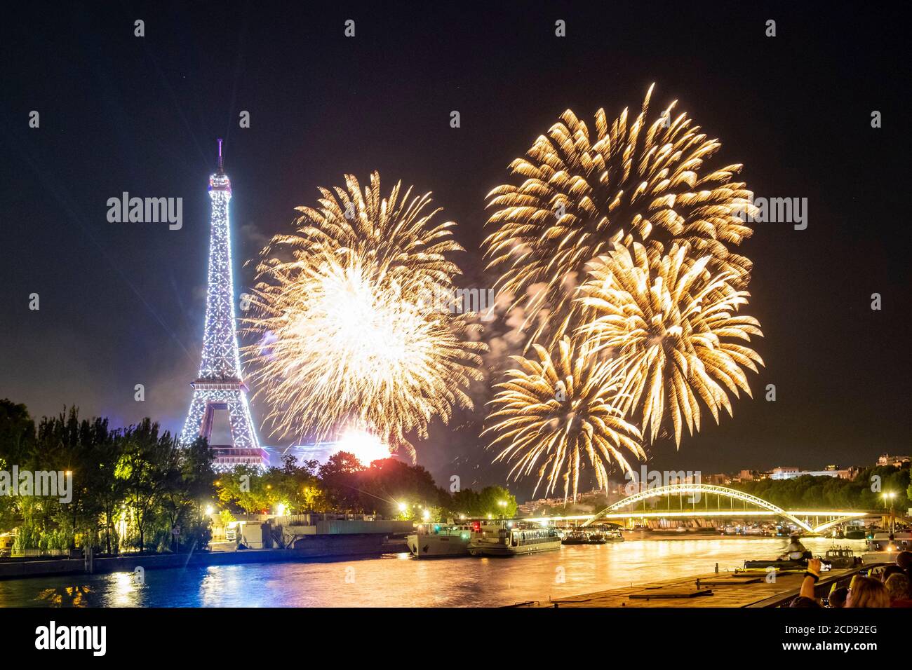 Francia, Parigi, zona dichiarata Patrimonio Mondiale dall'UNESCO, Giornata Nazionale, i fuochi d'artificio del 14 luglio 2019 e la Torre Eiffel Foto Stock