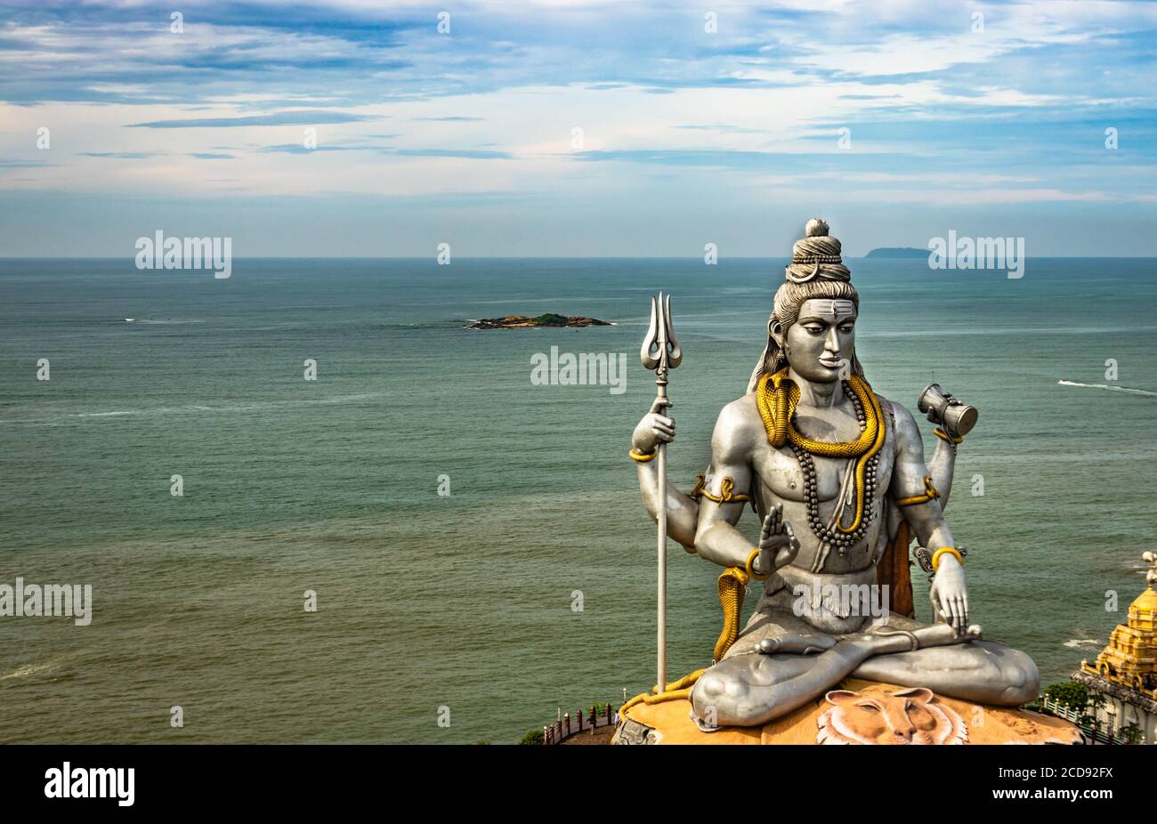 la statua di shiva, isolata al tempio murdeshwar, scatta foto aeree con il mare arabo sullo sfondo, è stata realizzata al murdeshwar karnataka india Foto Stock