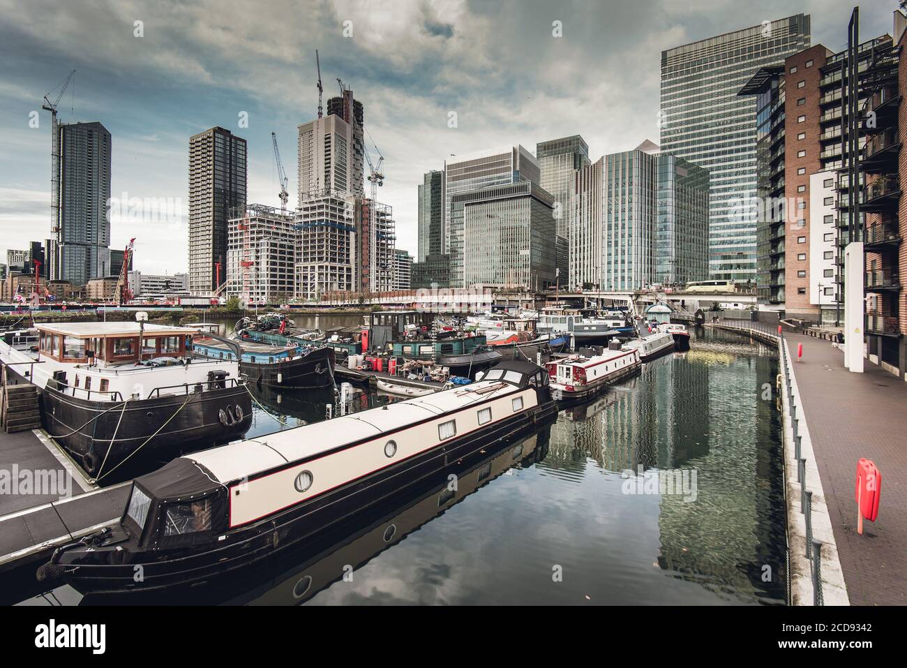 Nuovi edifici sono in costruzione a Canary Wharf, View from Poplar Dock Marina, a Londra, Regno Unito Foto Stock