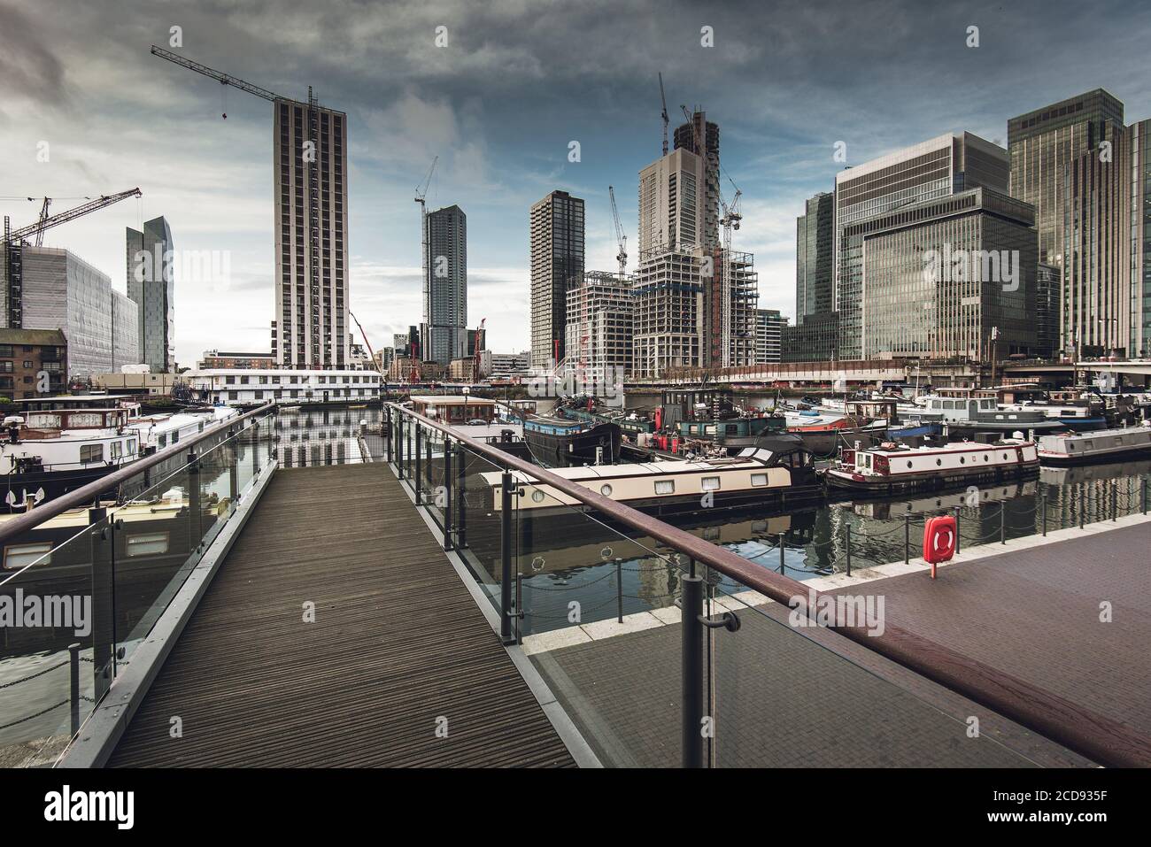 Nuovi edifici sono in costruzione a Canary Wharf, View from Poplar Dock Marina, a Londra, Regno Unito Foto Stock