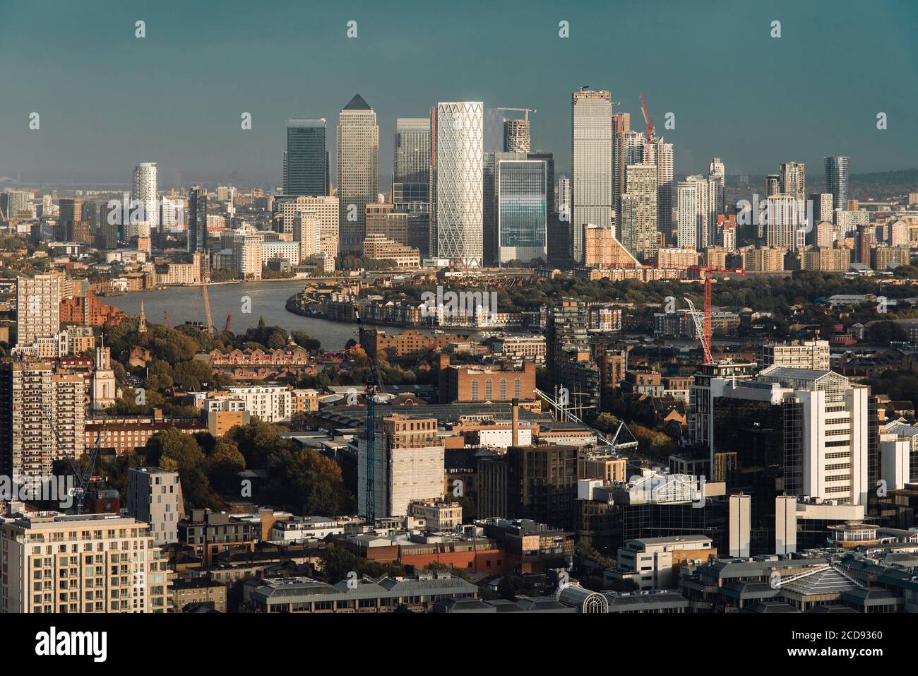 Vista elevata del quartiere finanziario di Canary Wharf in città Di Londra Foto Stock