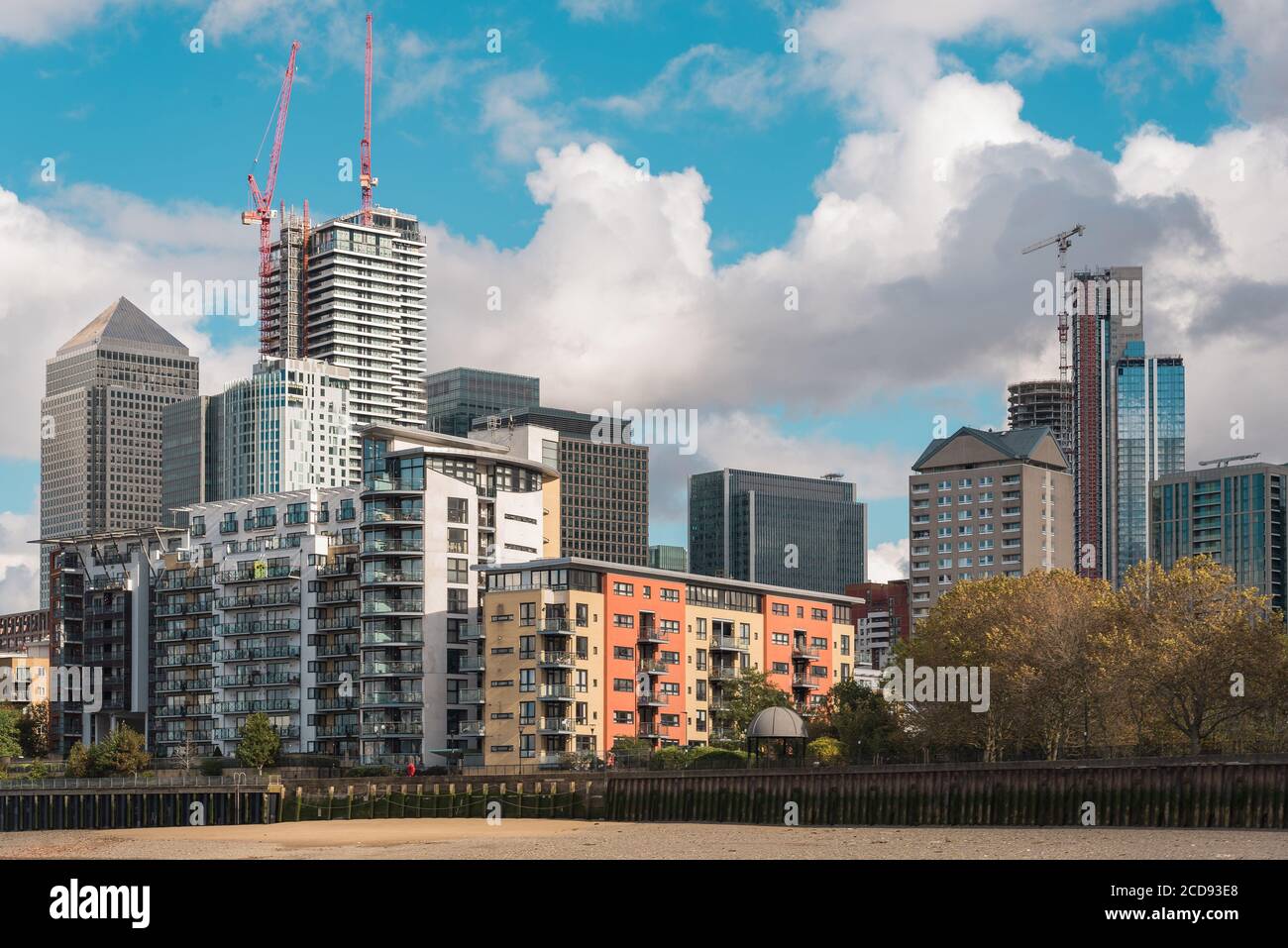 I grattacieli di New Tall sono in fase di sviluppo nel distretto finanziario di Canary Wharf a Londra, Regno Unito Foto Stock