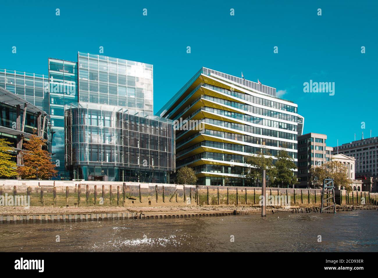 Edifici moderni a Londra lungo il Tamigi Foto Stock