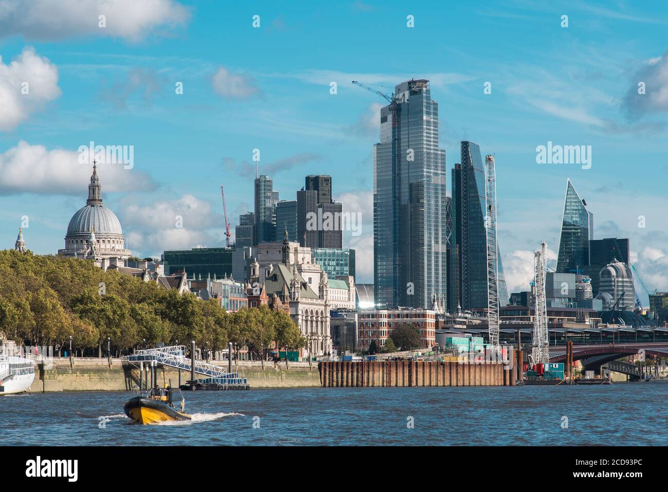 Skyline della città di Londra attraverso il Tamigi con Edifici famosi Foto Stock