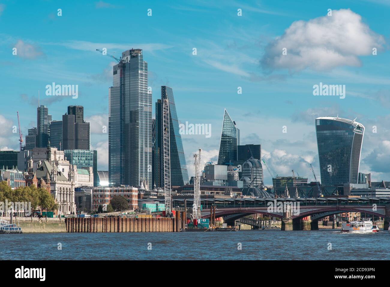 Skyline della città di Londra attraverso il Tamigi con Edifici famosi Foto Stock