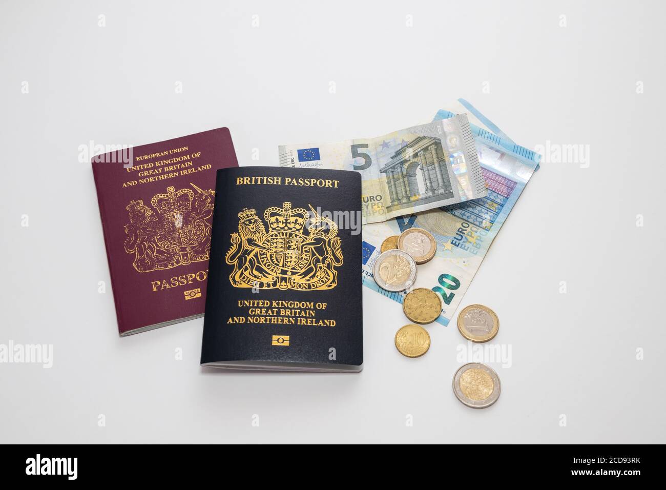 Nuovo passaporto britannico blu. (Regno Unito di Gran Bretagna e Irlanda) per il post-Brexit e il vecchio passaporto dell’UE, insieme su un fondo chiaro Foto Stock