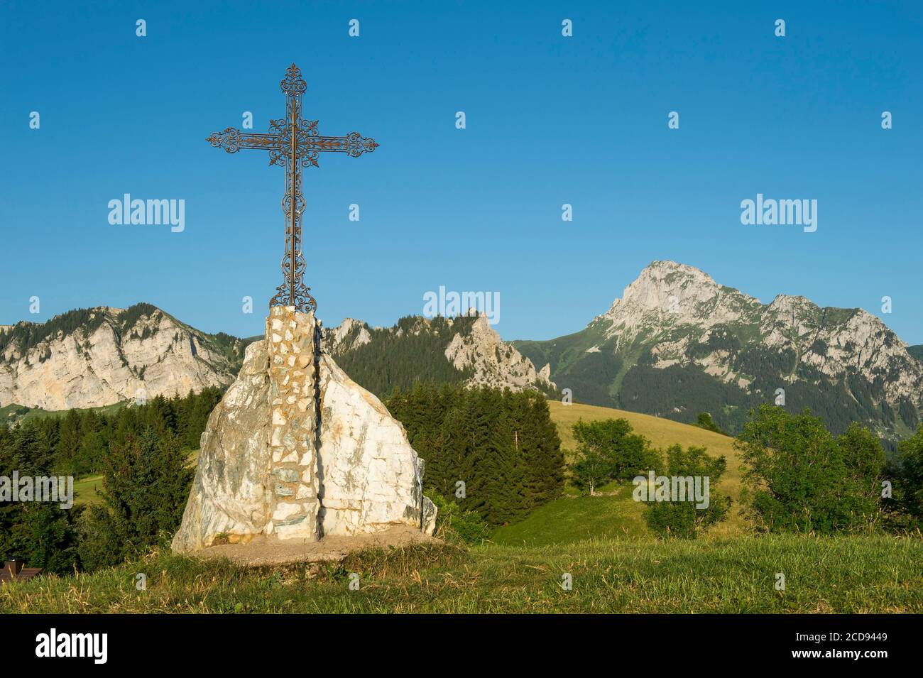 Francia, alta Savoia, massiccio di Chablais, Bernex, vista delle cime della vetta di Memizes, Monte Cesar e il dente di Oche dalla croce del Monte Benand Foto Stock