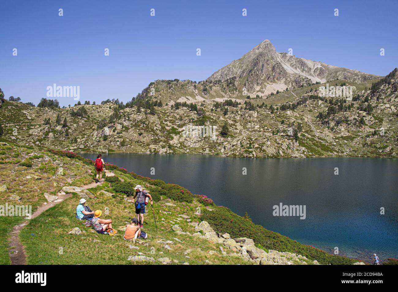 Francia, alti Pirenei, lago superiore di Bastan e la cima di Bastan ( 2724m ), escursionisti sul bordo del lago superiore di Bastan Foto Stock