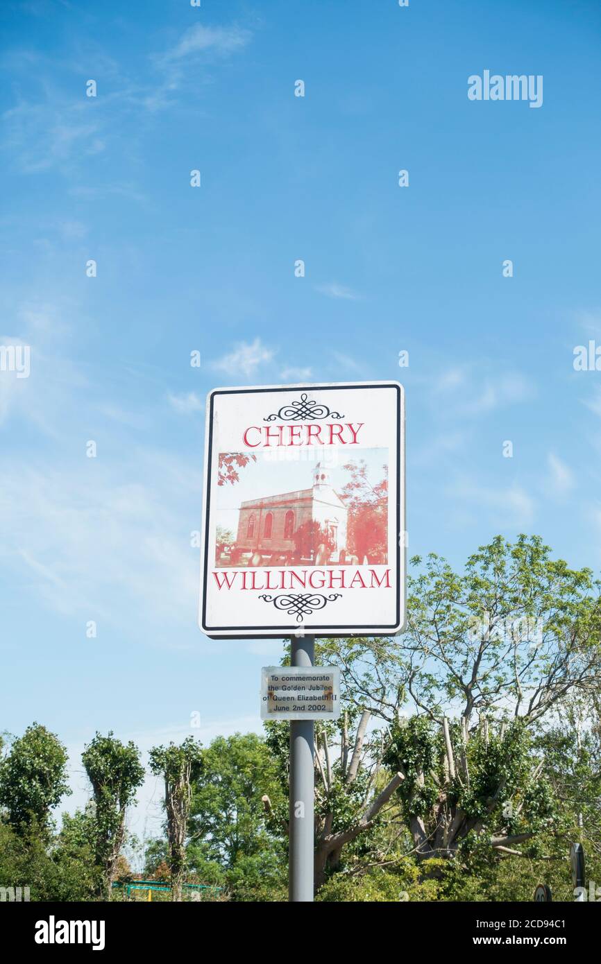 Cartello del villaggio di Cherry Willingham eretto per commemorare la Regina Elisabetta II Giubileo d'oro 2 giugno 2002 Foto Stock