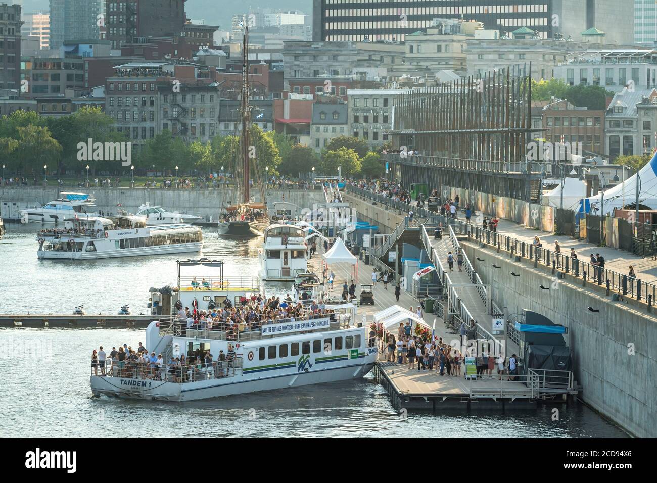 Canada, Quebec, Montreal, il molo dei traghetti e le barche della flotta in una serata estiva Foto Stock