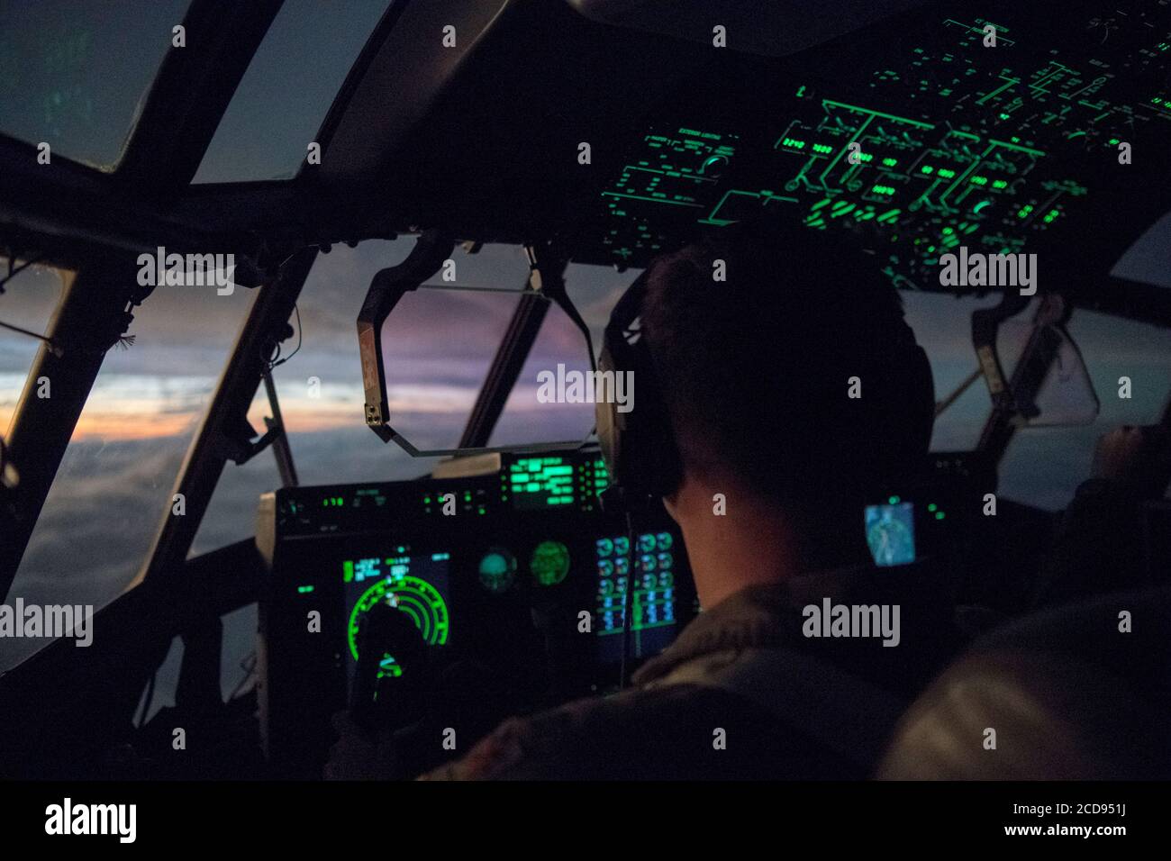 David gentile, pilota di WC-130J per il 53o Squadrone della rinascita del tempo, vola verso il tramonto dopo un passaggio attraverso l'uragano Laura dall'aeroporto internazionale di Charleston, S.C. 25 agosto 2020. Il 53o WRS opera dalla Keesler Air Force base, MS, e svolge un ruolo importante nella previsione di sistemi tropicali volando direttamente in tempeste e raccogliendo i dati atmosferici che i satelliti non possono raggiungere, migliorando l'area di previsione di impatto fino al 25%. Foto Stock