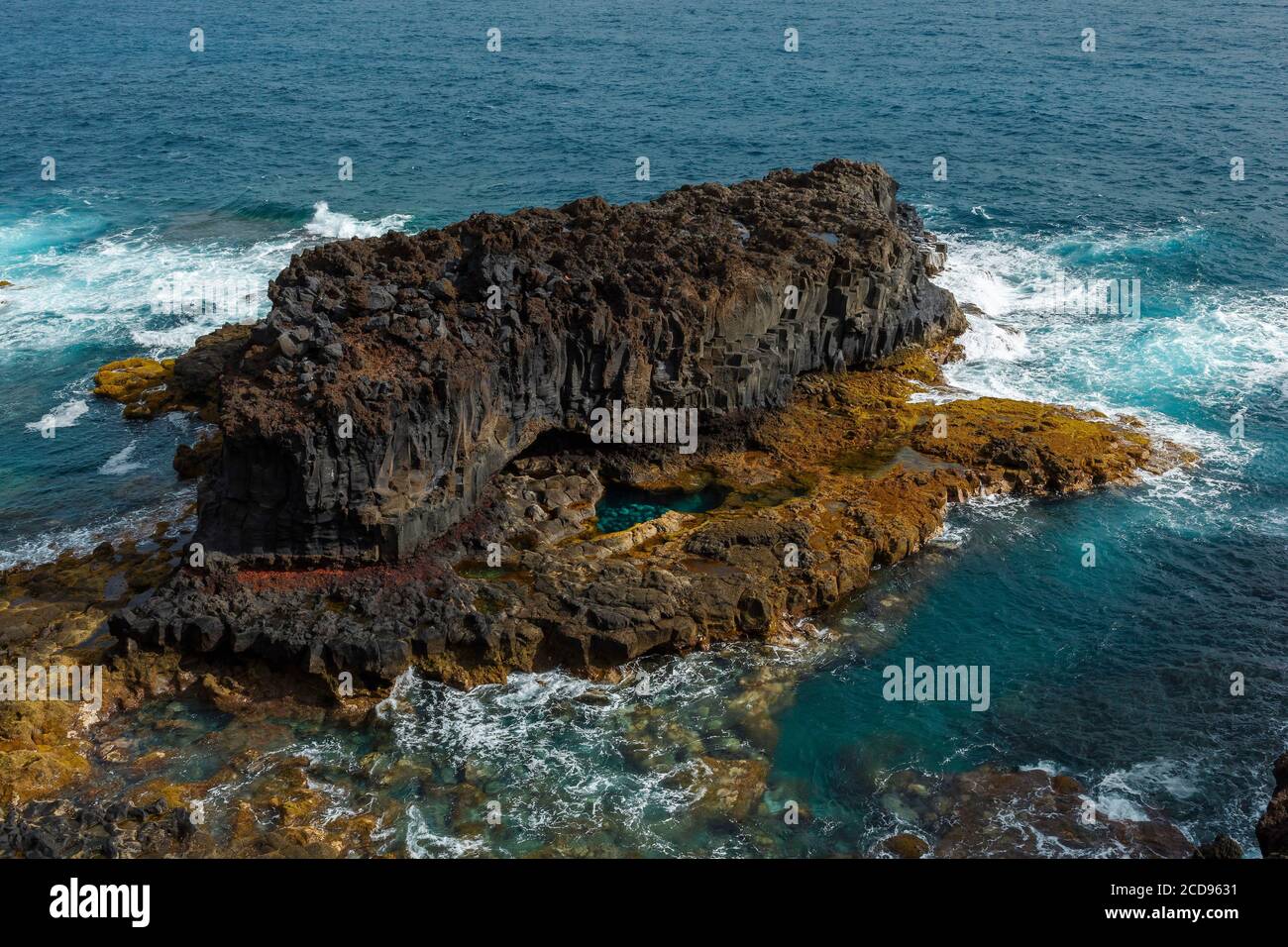 Spagna, Isole Canarie, la Palma, vista di una costa rocciosa e vulcanica sotto un clima tropicale e oceanico Foto Stock