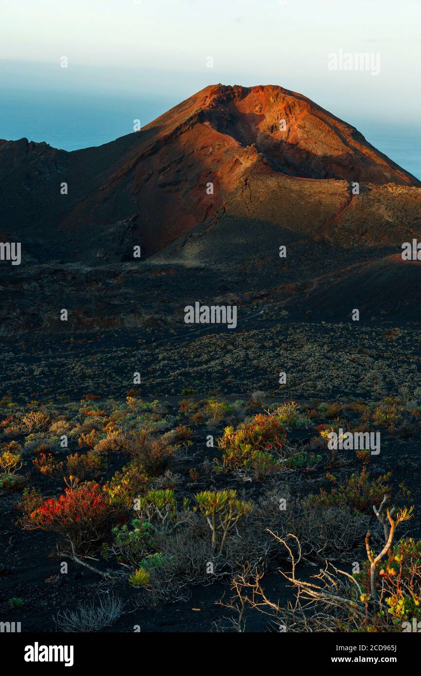 Spagna, Isole Canarie, la Palma, vista di un paesaggio vulcanico all'alba sul mare Foto Stock