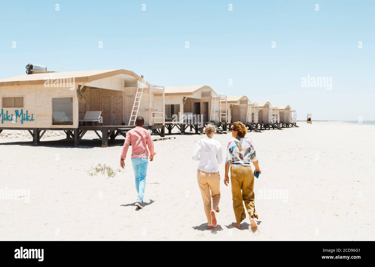 Marocco, Oued ed-Dahab, Dakhla, Ocean Vagabond Lassarga Eco-Lodge, persone in un eco-Lodge su una spiaggia in un ambiente desertico Foto Stock