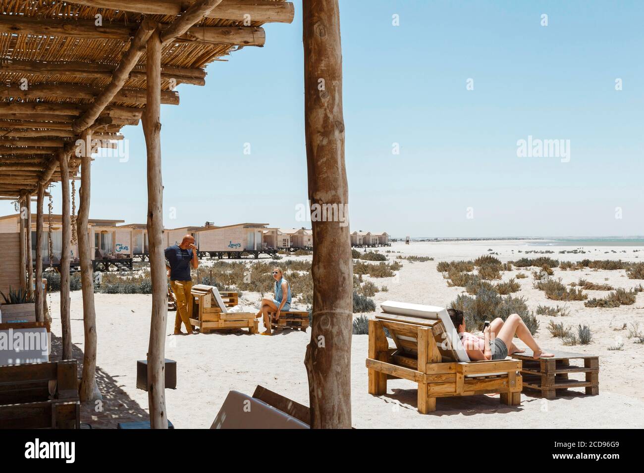 Marocco, Oued ed-Dahab, Dakhla, Ocean Vagabond Lassarga Eco-Lodge, persone in un eco-Lodge su una spiaggia in un ambiente desertico Foto Stock