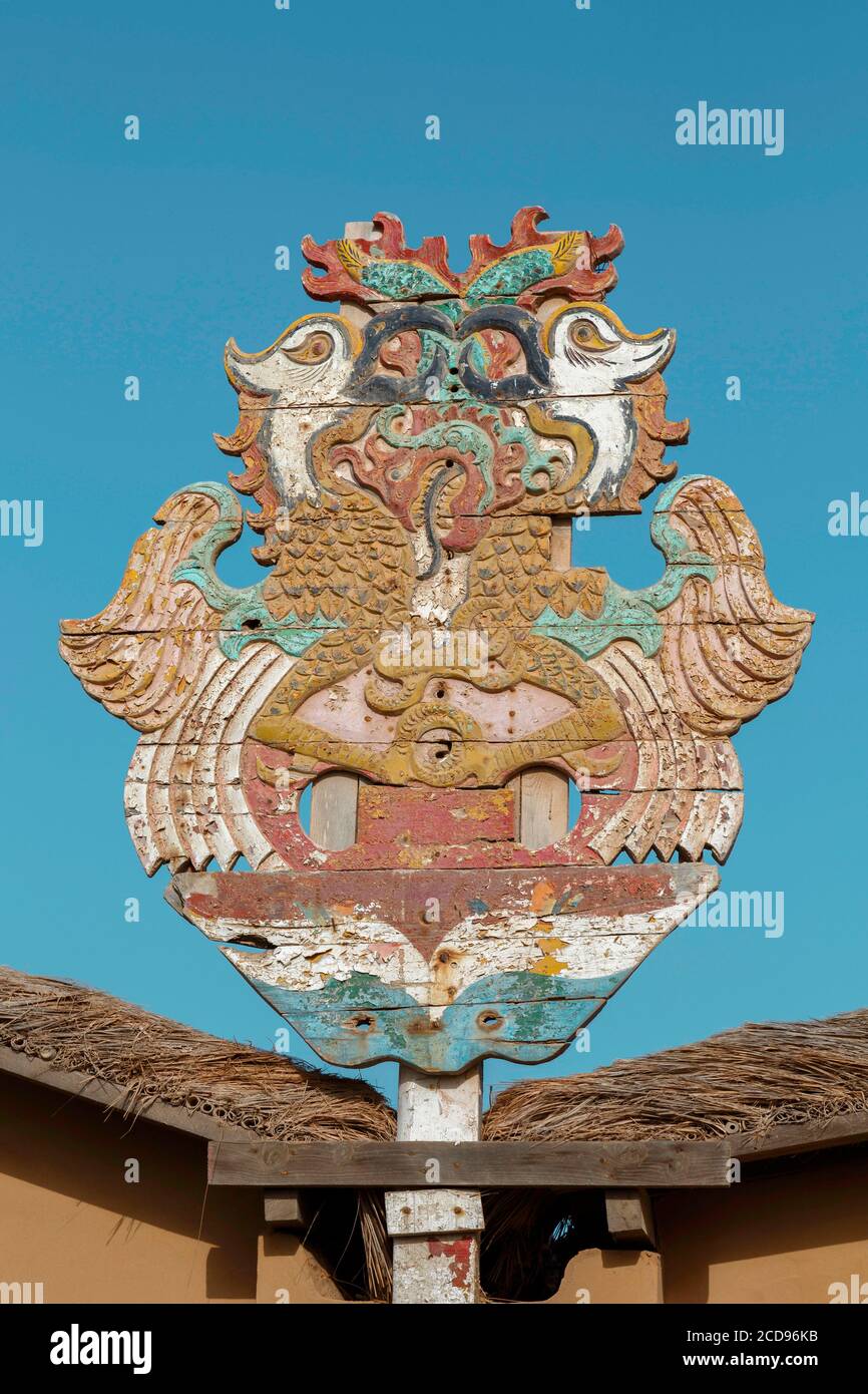 Marocco, Oued ed-Dahab, Dakhla, West Point Resort, scultura in legno all'ingresso di un eco-Lodge Foto Stock