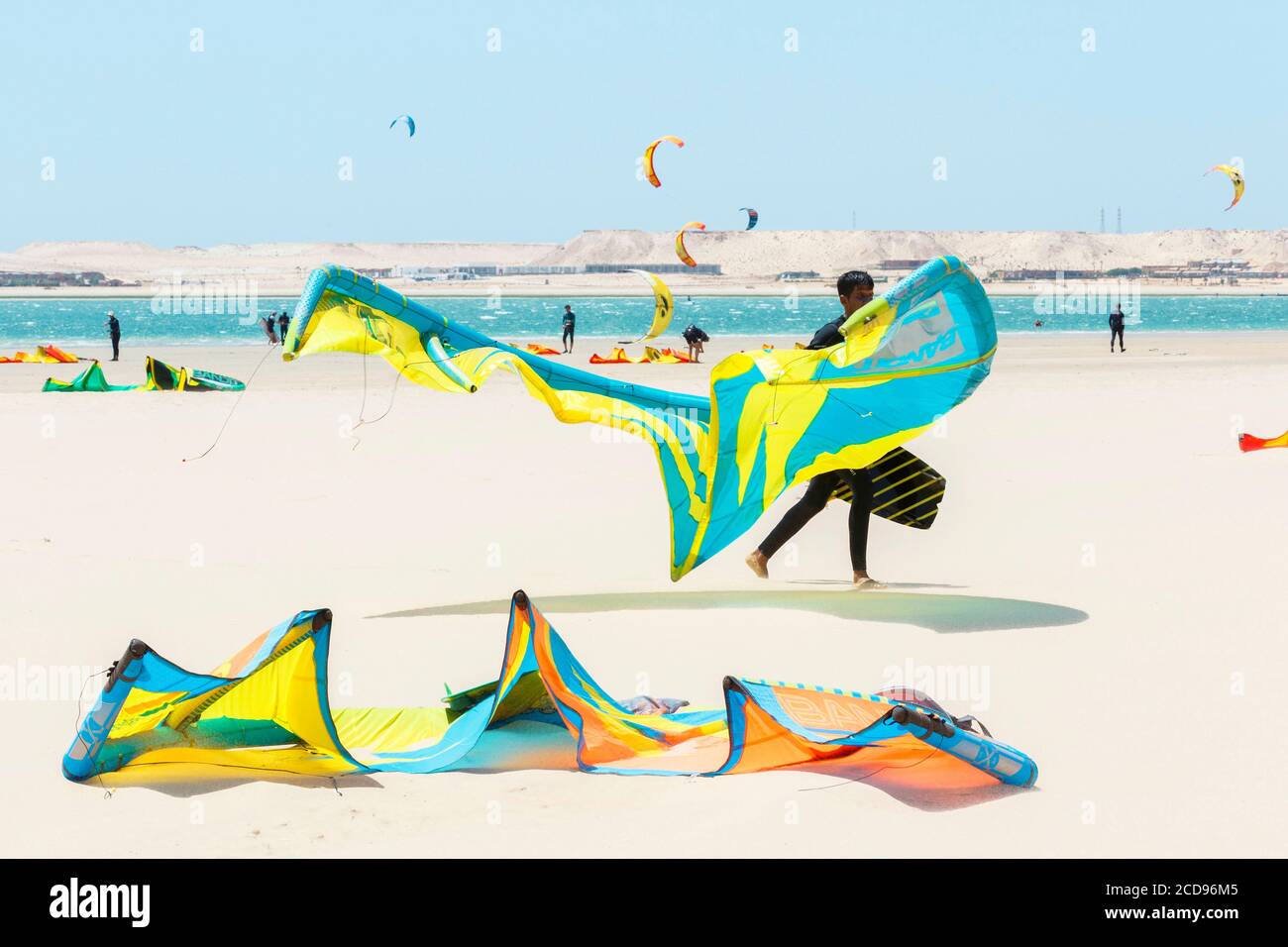 Marocco, Oued ed-Dahab, Dakhla, vista di un luogo nautico di kite-surf in un deserto Foto Stock