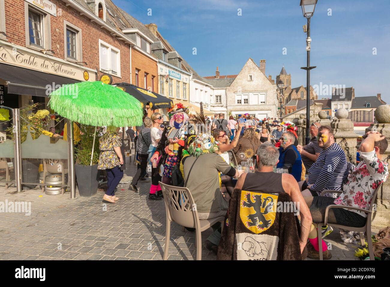 Francia, Nord, Cassel, carnevale primaverile, persone travestite seduti sulla terrazza Foto Stock