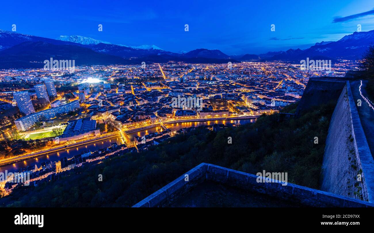 Francia, is?re, Grenoble, panorama dal forte della Bastiglia, vista della chiesa collegiata di Saint-Andre, la catena Belledonne e il massiccio del Vercors Foto Stock