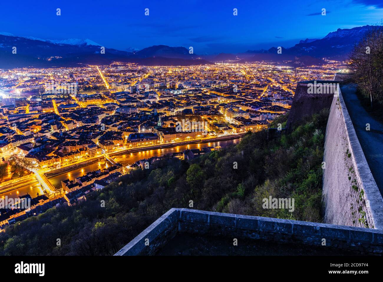 Francia, is?re, Grenoble, panorama dal forte della Bastiglia, vista della chiesa collegiata di Saint-Andre, la catena Belledonne e il massiccio del Vercors Foto Stock