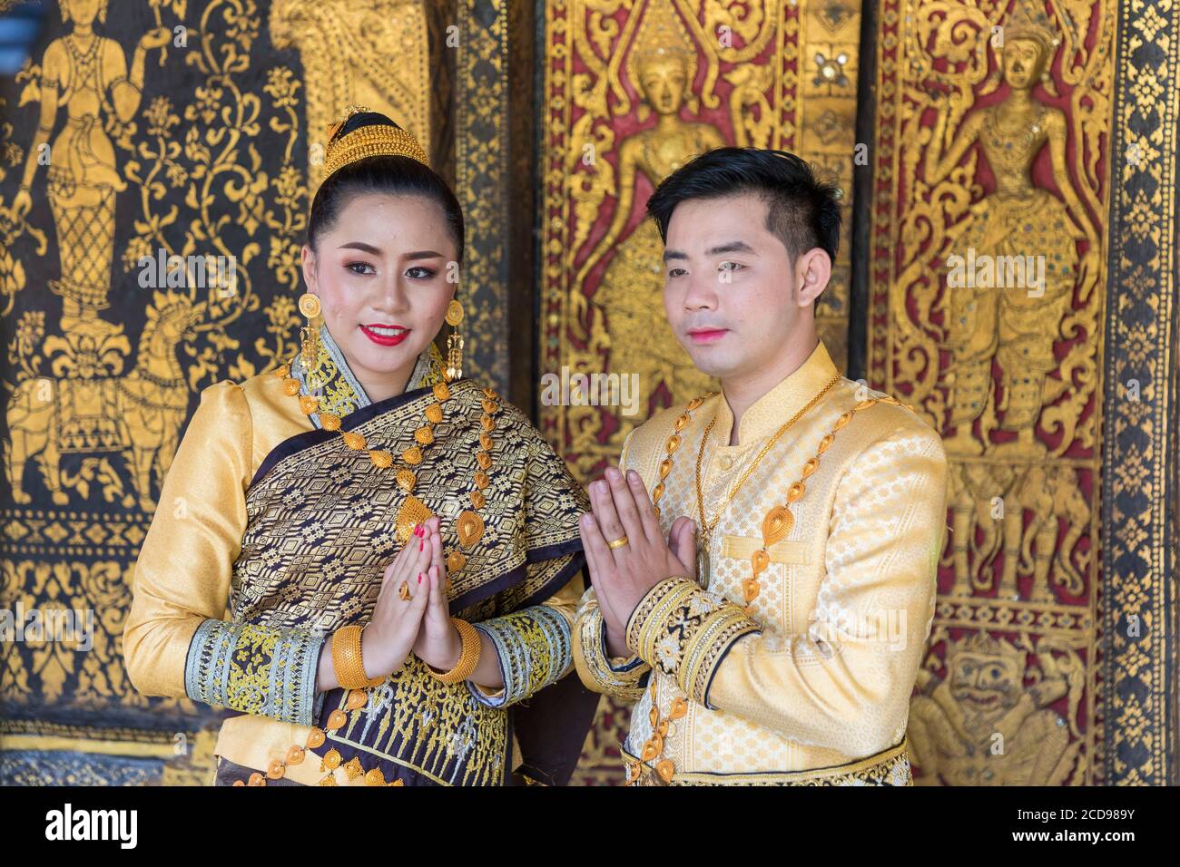Laos, Luang Prabang, VAT Xieng Thong, giovane coppia sposata Foto Stock