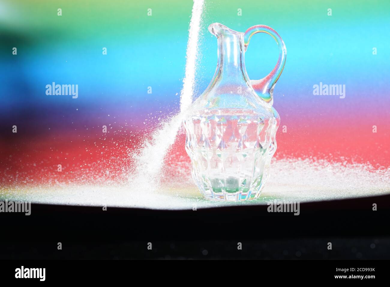 Primo piano di una caraffa in vetro trasparente su un colorato sfondo Foto Stock
