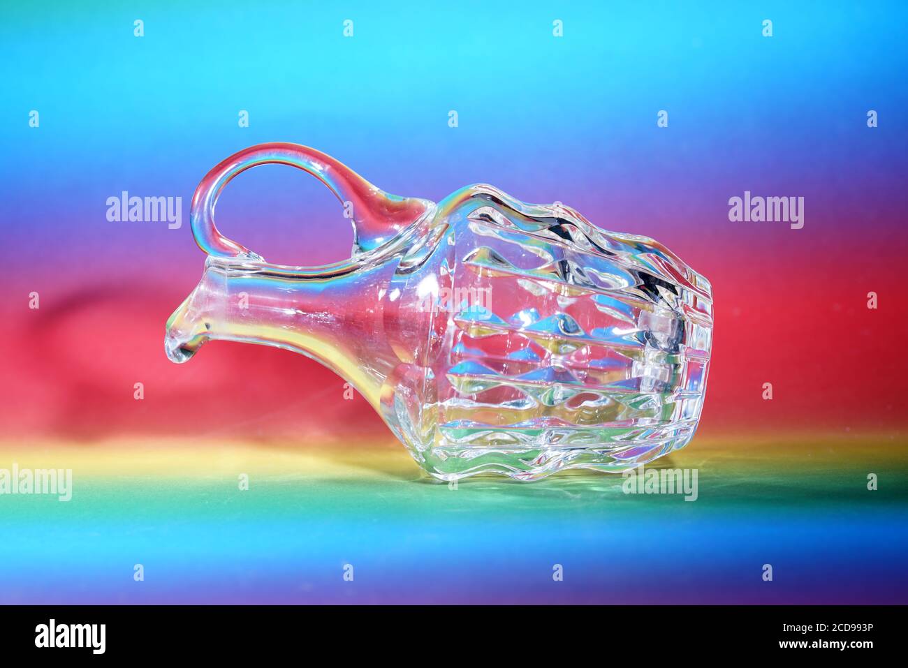 Primo piano di una caraffa in vetro trasparente su un colorato sfondo Foto Stock