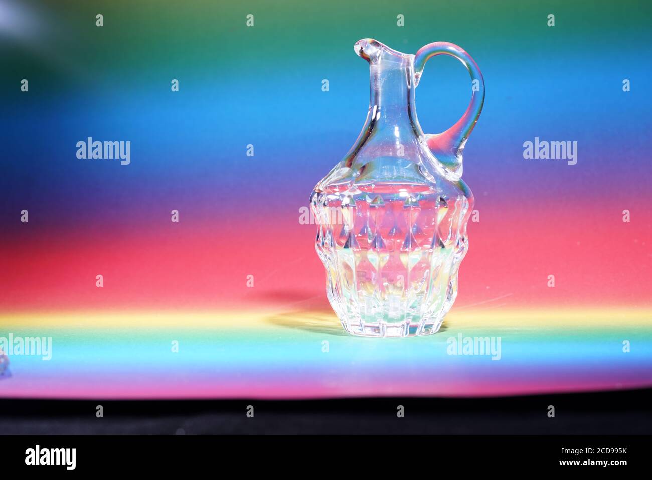 Primo piano di una caraffa in vetro trasparente su un colorato sfondo Foto Stock