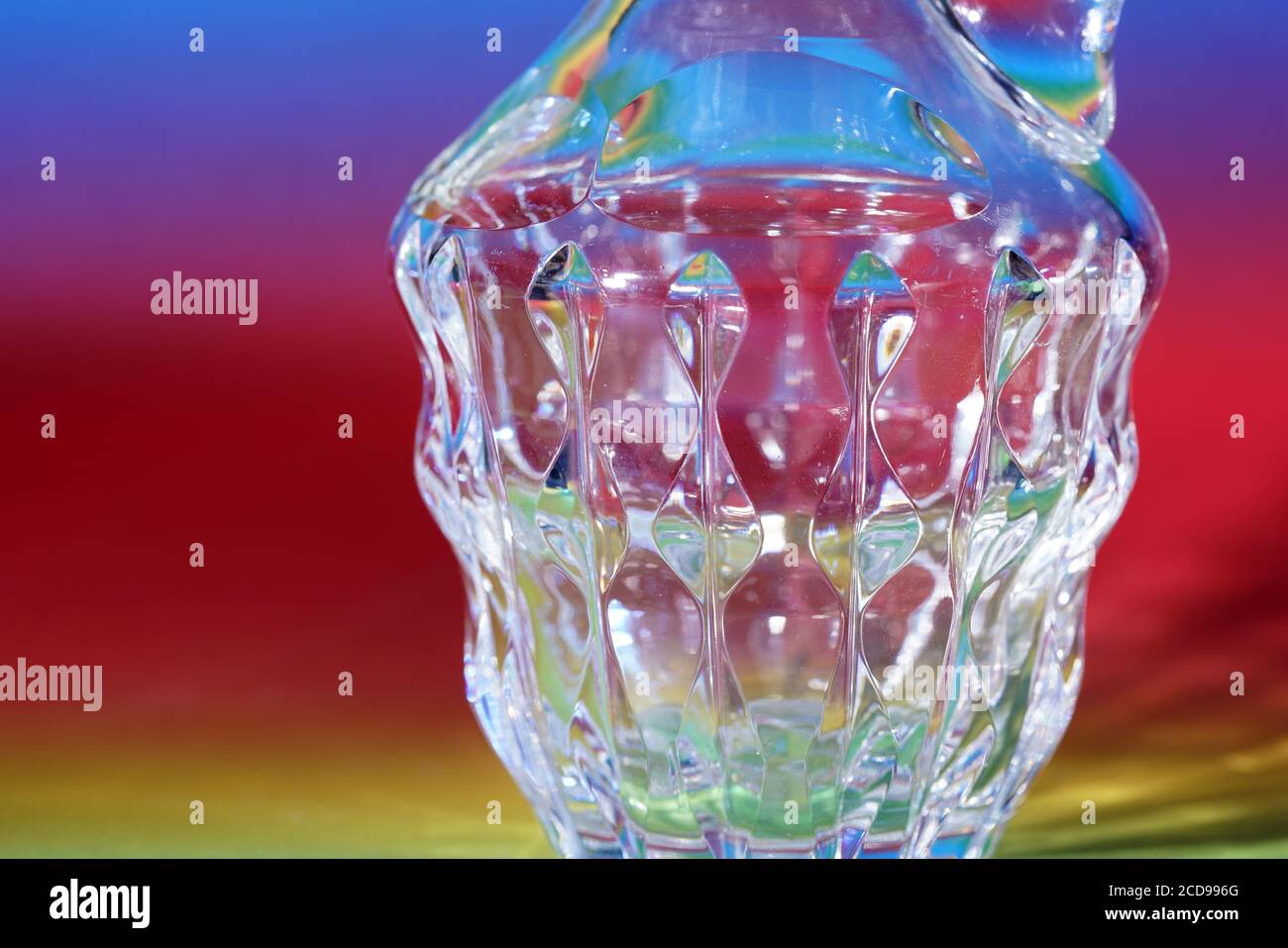 Primo piano di una caraffa in vetro trasparente su un colorato sfondo Foto Stock