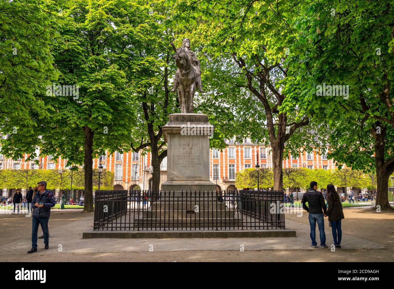 Francia, Parigi, il porto dell'Arsenale, Francia, Parigi, Place des Vosges, statua di Luigi XIII Foto Stock