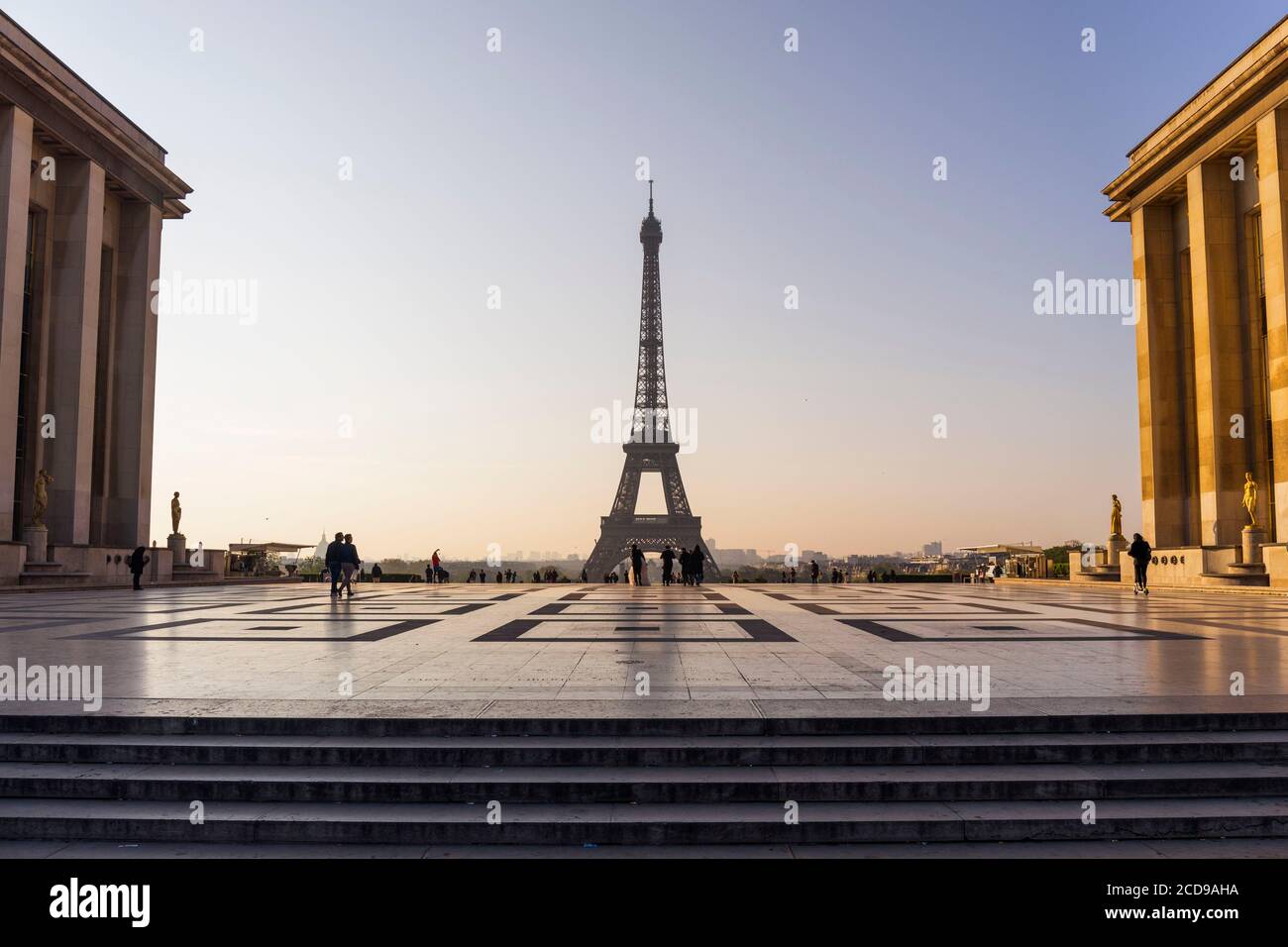 Francia, Parigi, zona dichiarata Patrimonio dell'Umanità dall'UNESCO, Place du Trocadero e la Torre Eiffel Foto Stock