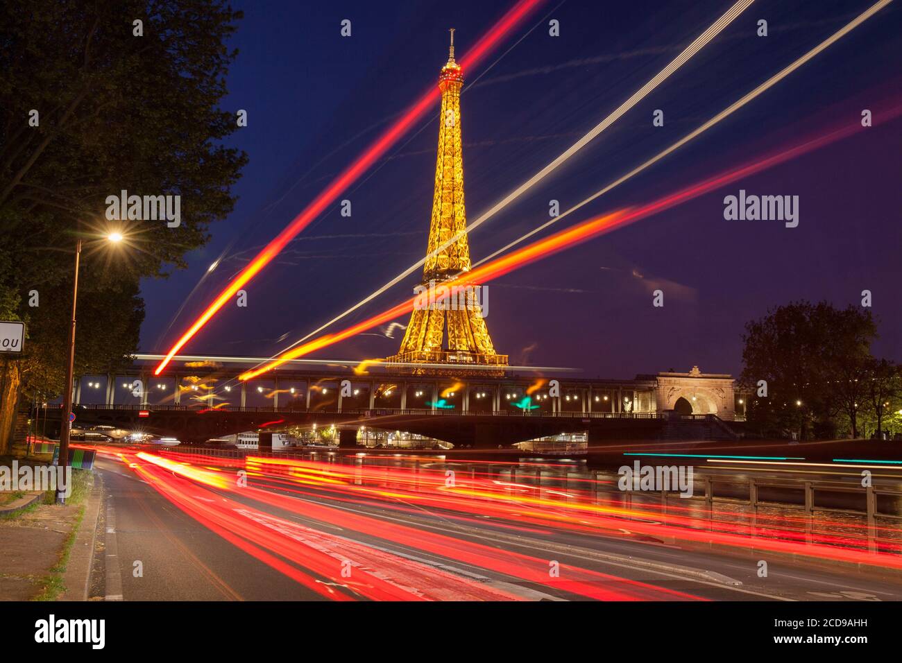 Francia, Parigi, zona dichiarata Patrimonio Mondiale dall'UNESCO, la Torre Eiffel (? SETE-illuminazioni Pierre Bideau) e il ponte Bir-Hakeim di notte Foto Stock