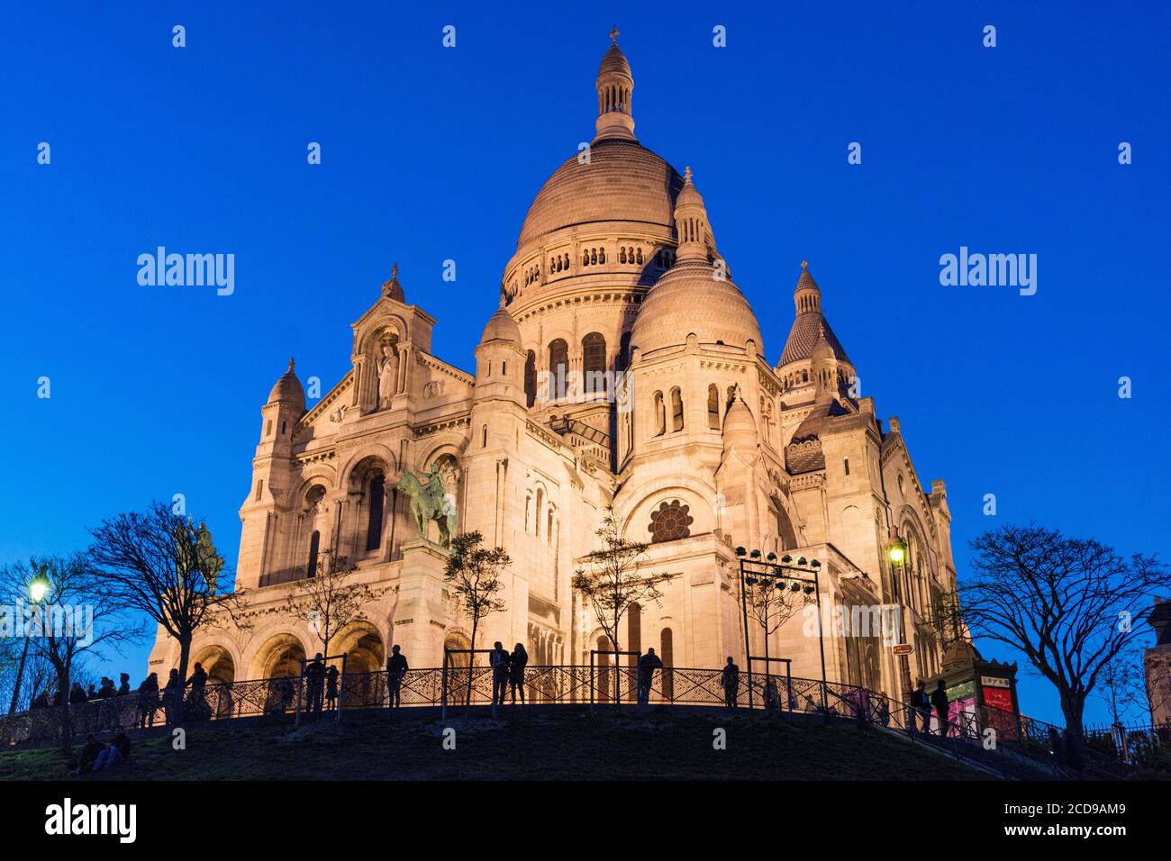 Francia, Parigi, Montmartre Hill, Basilica del Sacro cuore alla notte Foto Stock